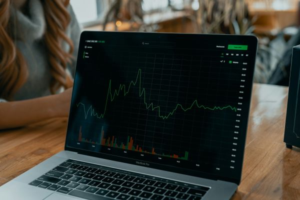 Impact des indicateurs de sentiment sur les marchés boursiers